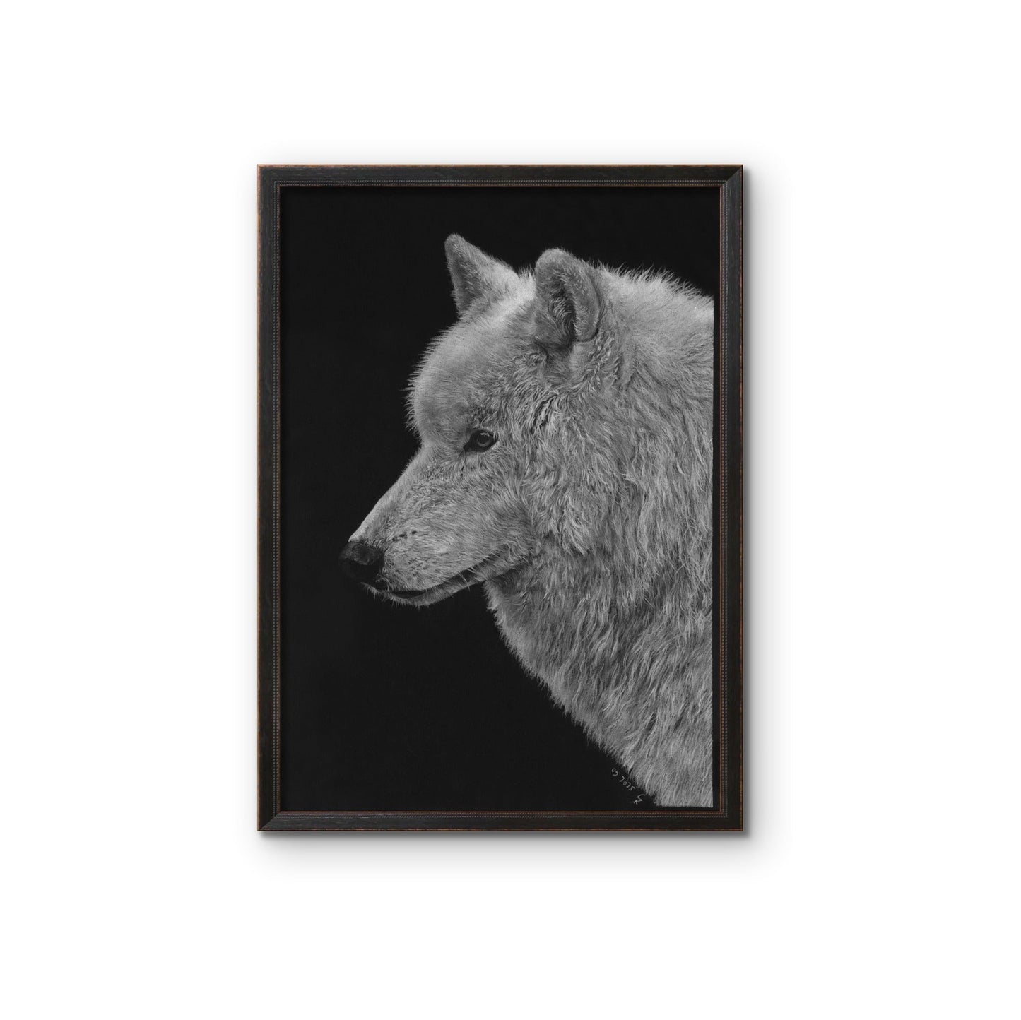 Zeichnung aus weiß und Grautönen eines Wolfskopfes auf schwarzem Papier mit dunklem Rahmen